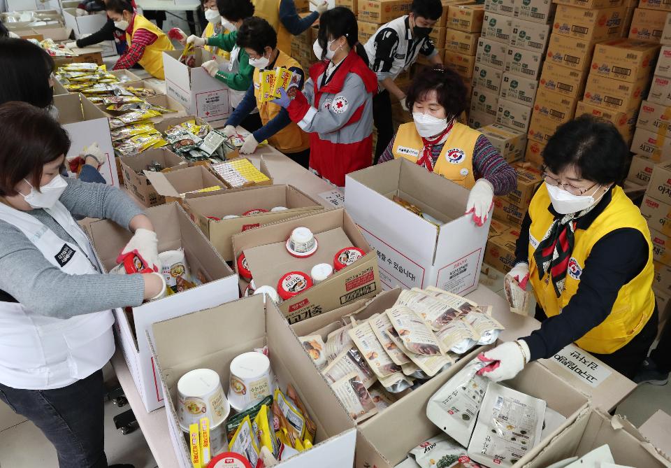 27일 서울 성동구 대한적십자사 서울특별시지사에서 대한적십자 직원 및 봉사자들이 코로나19 대응 서울시내 재난취약계층에게 전달할 긴급구호품을 제작하고 있다. 이날 주부식 14종 및 마스크 9개가 들어간 900박스를 제작했으며 3월 25일부터 오늘까지 5,000박스 제작을 완료할 예정이다.