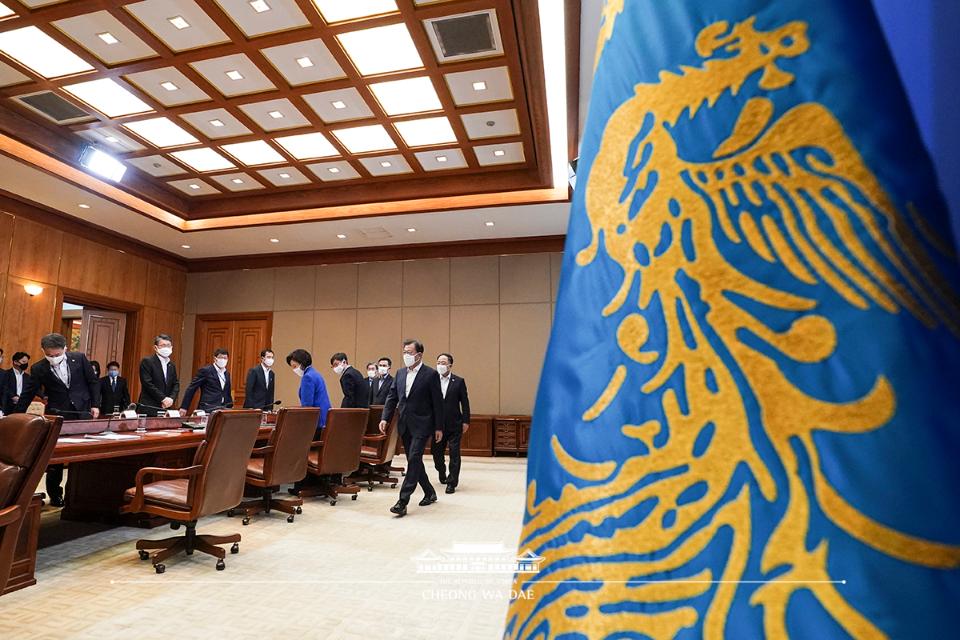 문재인 대통령이 30일 청와대에서 열린 제3차 비상경제회의에 참석하고 있다.