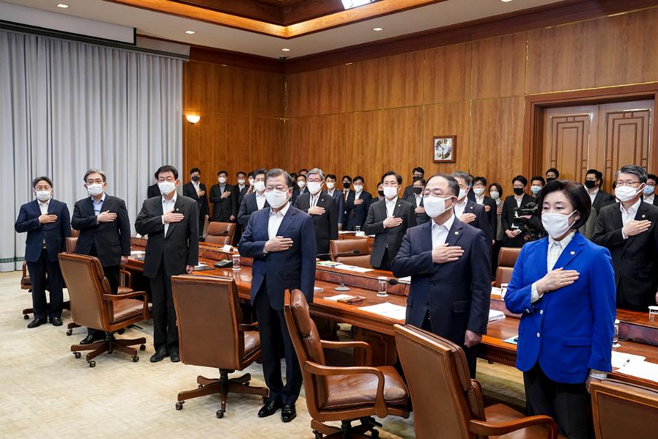 문재인 대통령이 30일 청와대에서 열린 제3차 비상경제회의에서 국민의례를 하고 있다.