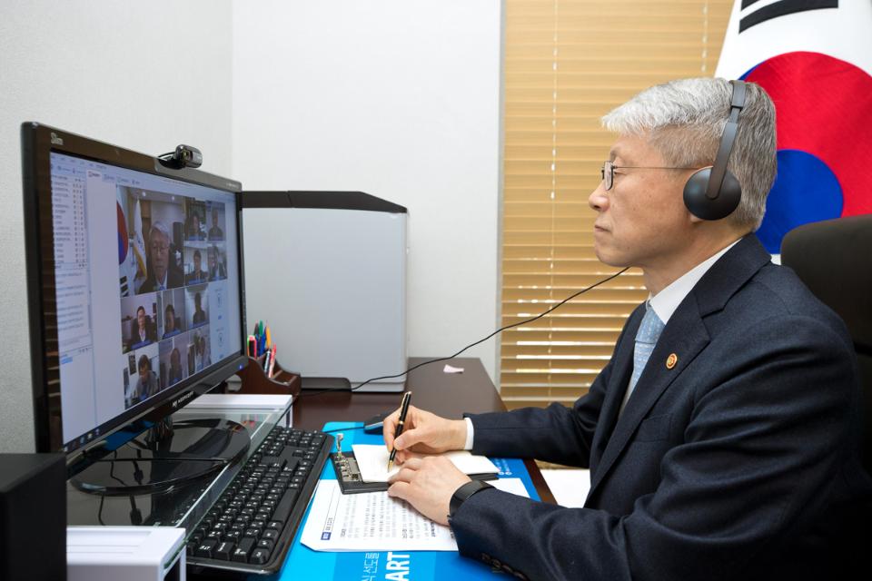 <p>최기영 과학기술정보통신부 장관이 30일 오후 세종특별자치시 세종파이낸스센터 과기정통부 집무실에서 ‘과학기술계 기관장 간담회’ 영상회의에 참여해 인사말을 하고 있다.</p>