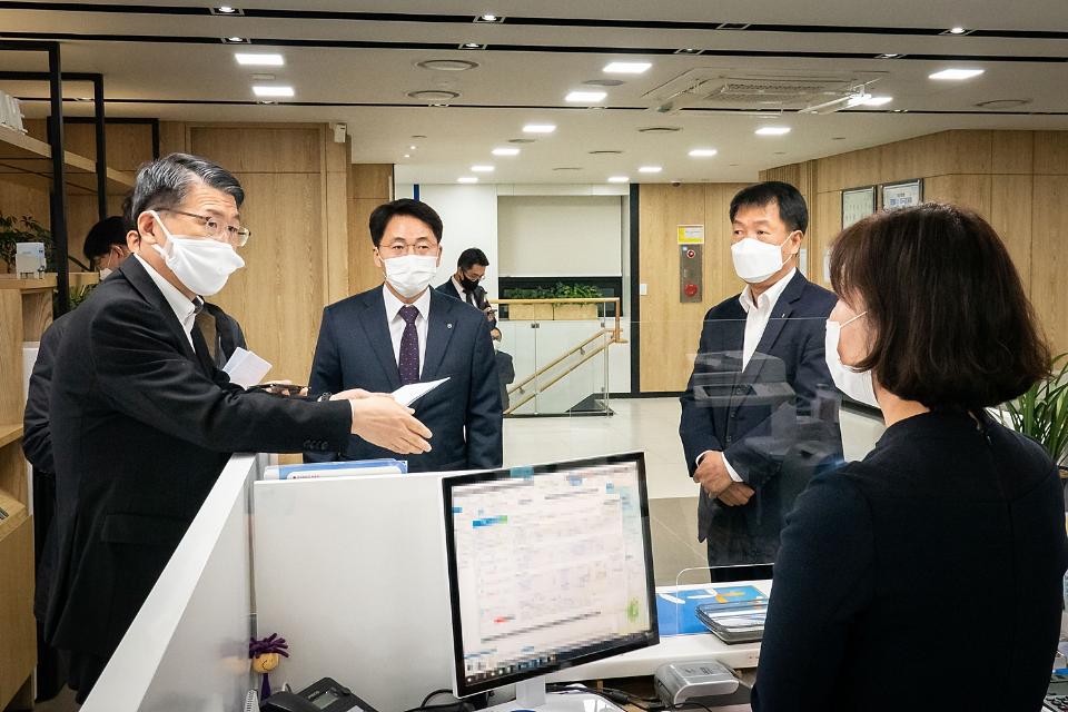 은성수 금융위원장이 서울 종로구 농협은행 동대문지점에서 은행 관계자와 대화를 하고 있다.