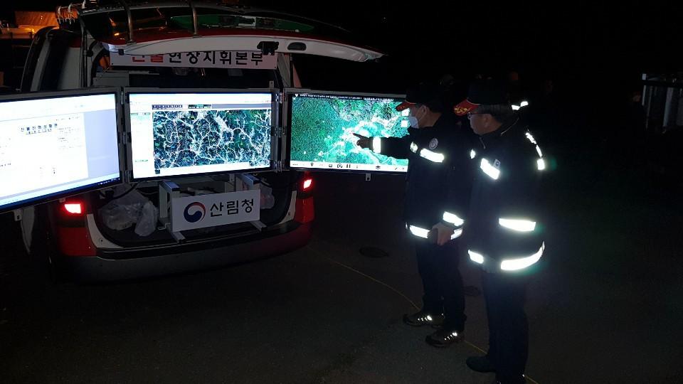 <p>4월 5일 16시 54분경 전남 곡성군 삼기면 경악리 인근 야산에서 산불이 발생했다. 산림청 ‘산불 특수진화대’ 및 ‘공중진화대’를 비롯한 총 296여 명의 진화인력(산불 특수 진화대 36, 산불예방진화대 81, 공무원 150, 소방 등 29)이 투입되어 20시 30분경 주불 진화를 완료하고 잔불 진화 및 뒷불 감시에 돌입하였다. <br>특히, 정확한 뒷불 감시를 위하여 현장에 전문 드론 운영팀이 배치되어 있으며, 인근에 산불 진화 헬기 4대를 대기시켜 혹시 모를 상황에 대비하고 있다.</p>