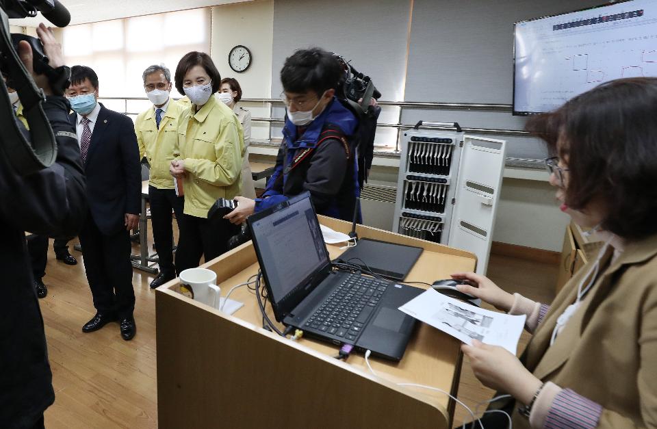 <p>7일 청주시 서원구에 있는 원평중학교에서 온라인 원격수업이 진행되고 있다. 이날 유은혜 사회부총리 겸 교육부 장관이 온라인 수업에 참여해 학생들과 인사를 했다.</p>