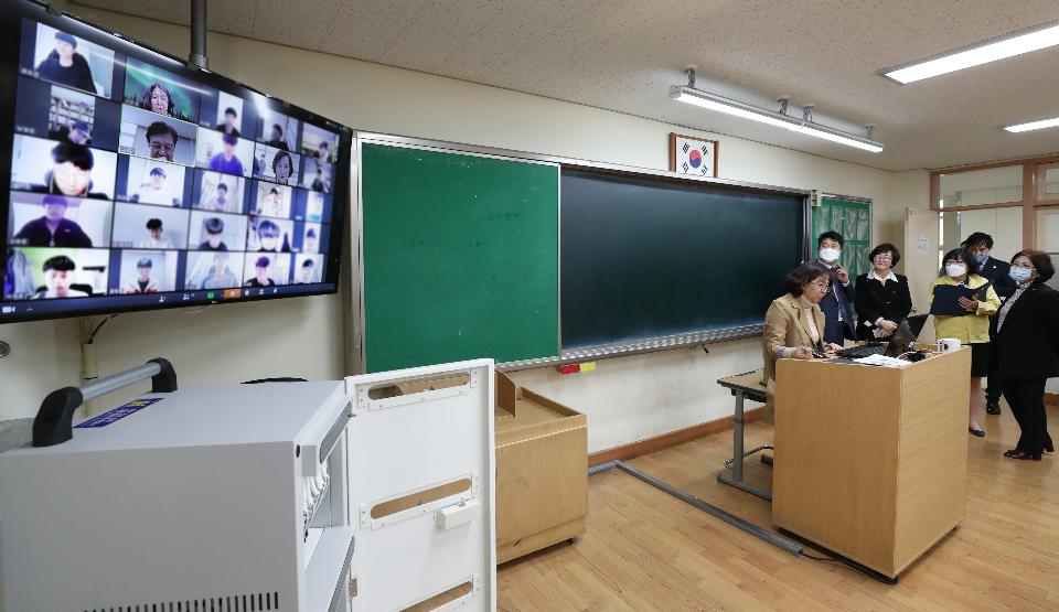 <p>7일 청주시 서원구에 있는 원평중학교에서 온라인 원격수업이 진행되고 있다. 이날 유은혜 사회부총리 겸 교육부 장관이 온라인 수업에 참여해 학생들과 인사를 했다.</p>