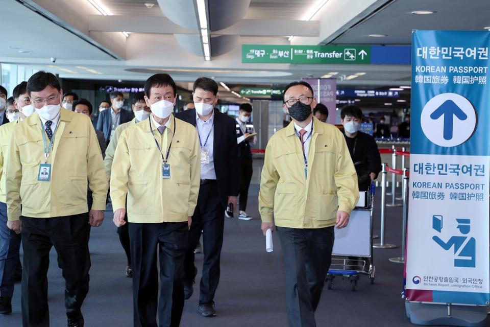 진영 장관이 6일 오후 인천국제공항을 방문하여 공항 입국 검역체계와 입국장 자가격리 앱 설치 등 코로나19 대응 현장을 점검하고 있다. 