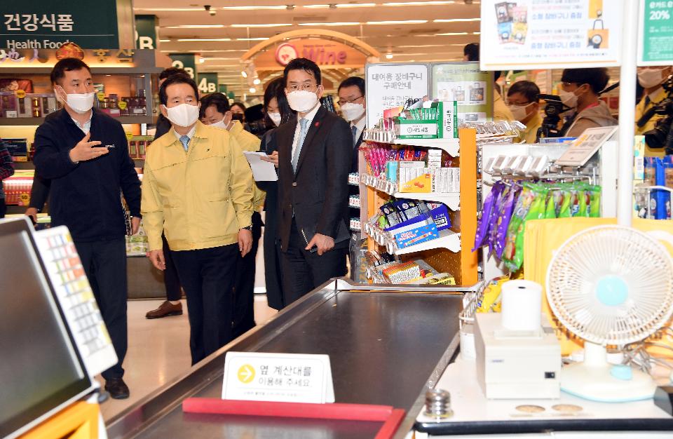 <p>정세균 국무총리가 6일 코로나19 관련 사회적 거리두기 우수기업인 ㈜이마트 본사를 방문, 시설을 둘러보고 있다.</p>