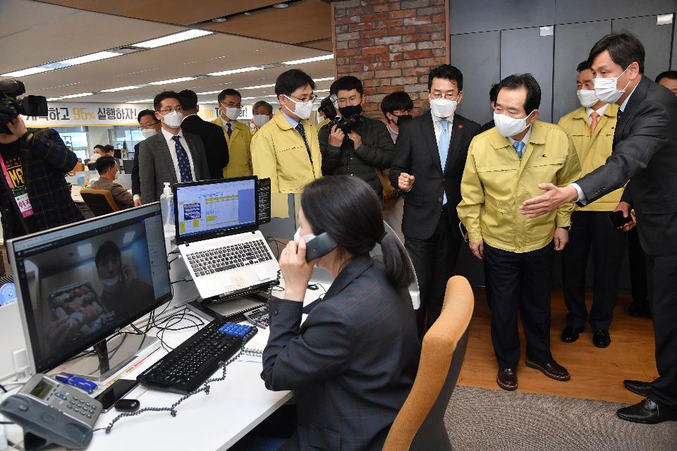 <p>정세균 국무총리가 6일 코로나19 관련 사회적 거리두기 우수기업인 ㈜이마트 본사를 방문, 시설을 둘러보고 있다.</p>