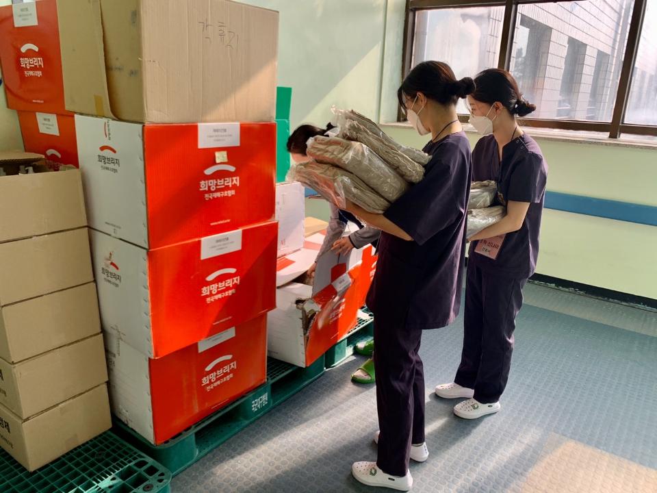 국방부는 국군대구병원에 투입된 국군간호사관학교 60기 신임 간호장교 75명이 5주간의 의료지원 임무를 성공적으로 완수하고 복귀한다고 10일 전했다. 신임 간호장교들이 의료물품을 나르고 있다.