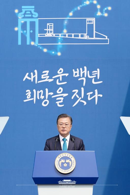 문재인 대통령이 11일 오전 서울 서대문 독립공원 어울쉼터에서 열린 제101주년 대한민국임시정부 수립 기념식에서 기념사를 하고 있다.