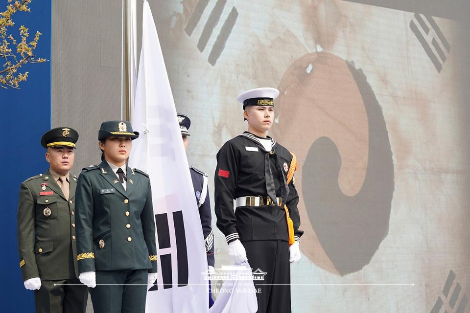 11일 오전 서울 서대문 독립공원 어울쉼터에서 열린 제101주년 대한민국임시정부 수립 기념식에서 태극기가 게양되고 있다.