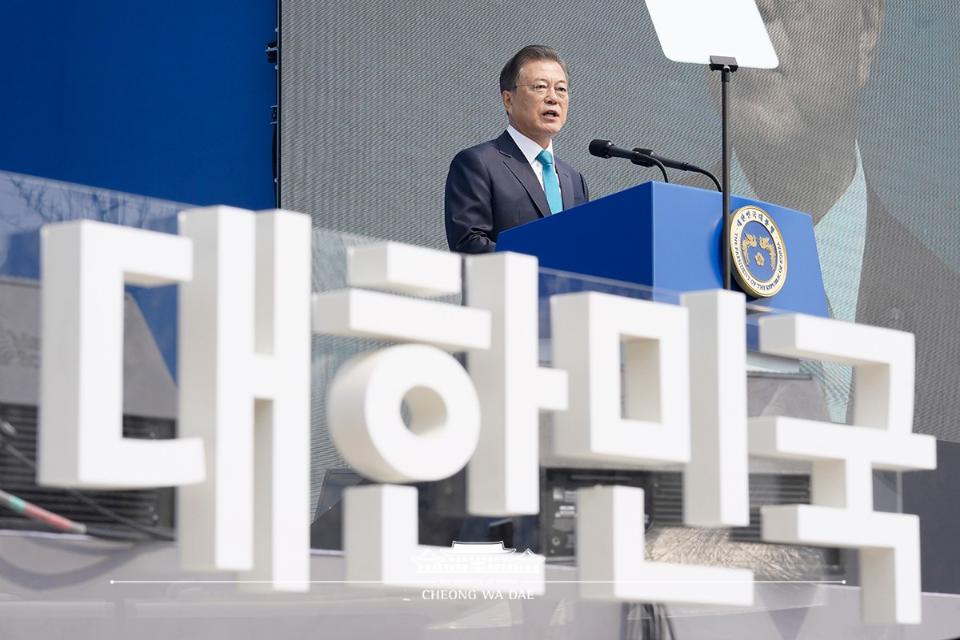 문재인 대통령이 11일 오전 서울 서대문 독립공원 어울쉼터에서 열린 제101주년 대한민국임시정부 수립 기념식에서 기념사를 하고 있다.