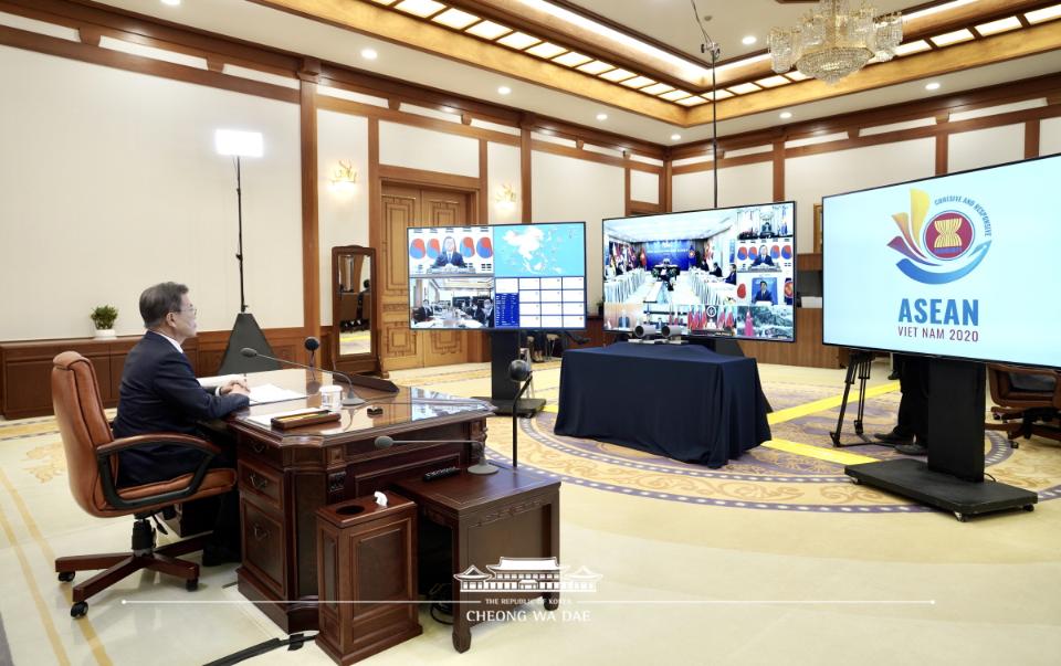 문재인 대통령이 14일 청와대 집무실에서 아세안+3 특별화상정상회의를 갖고 있다.