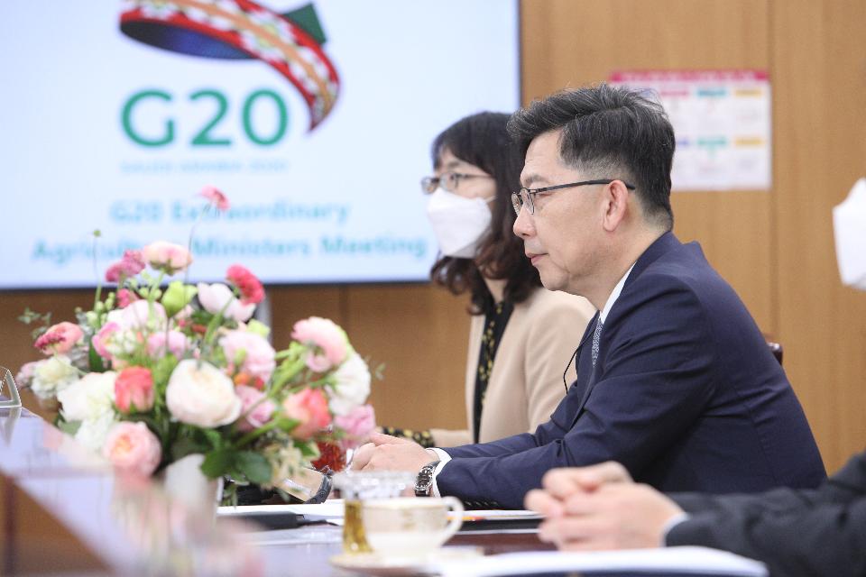 <p>농림축산식품부 김현수 장관은 4월 21일 정부세종청사에서 영상으로 진행된 주요 20개국(G20) 특별 농업장관회의에 참석하였다. <br></p>