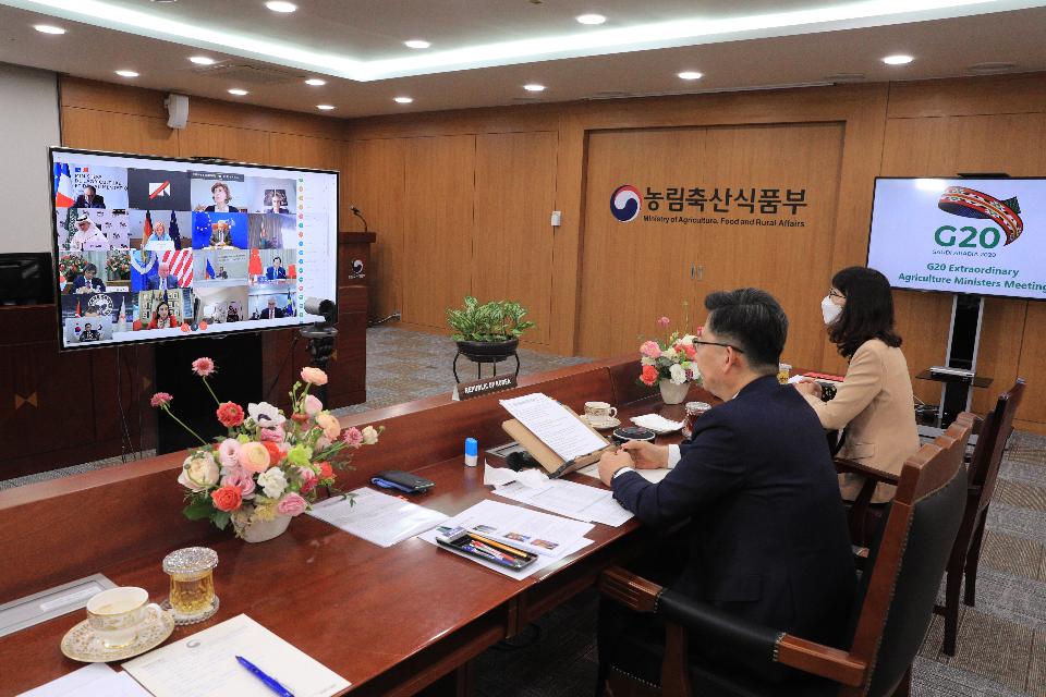 <p>농림축산식품부 김현수 장관은 4월 21일 정부세종청사에서 영상으로 진행된 주요 20개국(G20) 특별 농업장관회의에 참석하였다. <br></p>