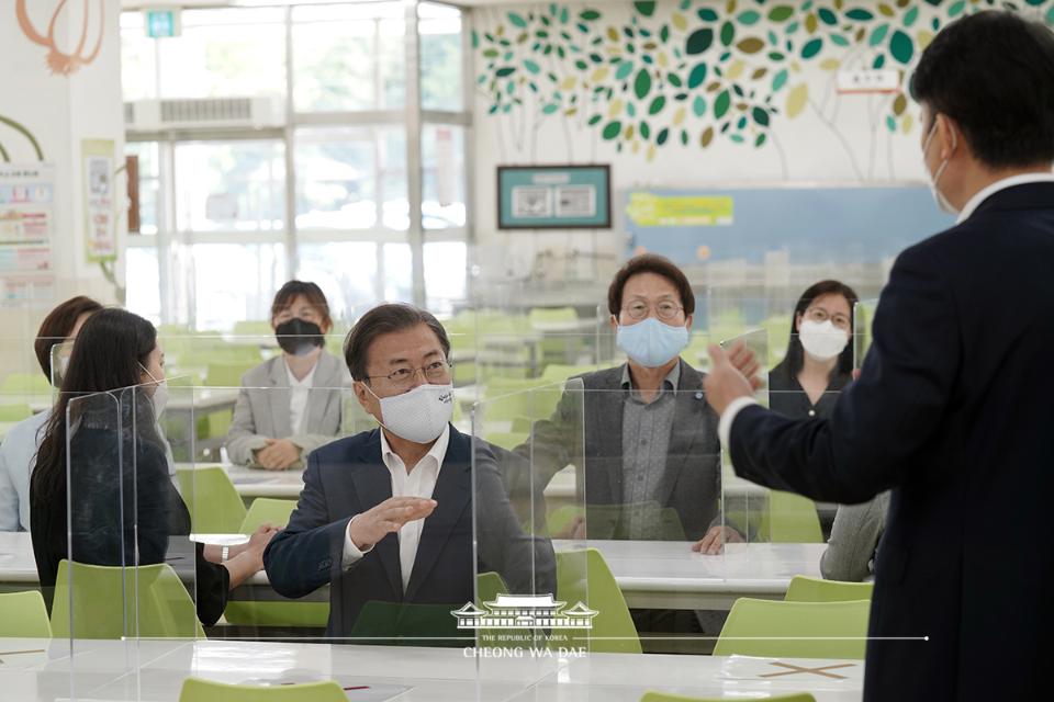 문재인 대통령이 8일 오전 등교개학을 앞둔 서울 용산구 중경고등학교를 찾아 급식실을 점검하고 있다.