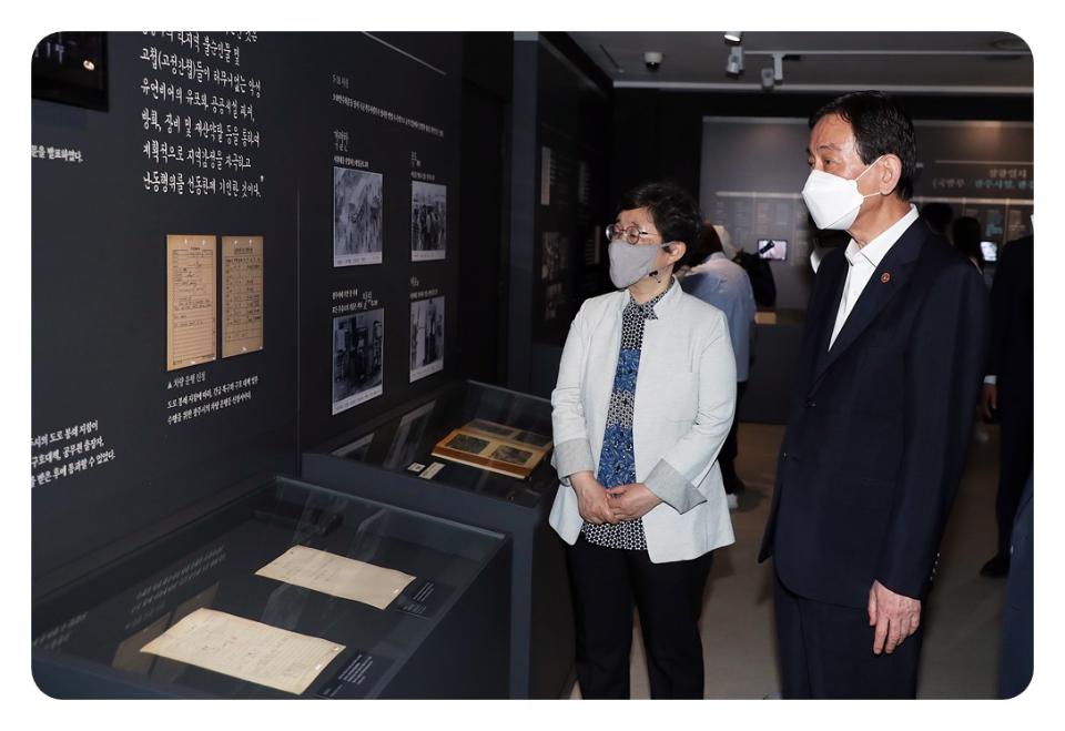 <p>진영 장관이 18일 오후 서울 세종대로 대한민국역사박물관을 방문하여 5.18민주화운동 40주년 특별전을 관람하고 있다.</p>