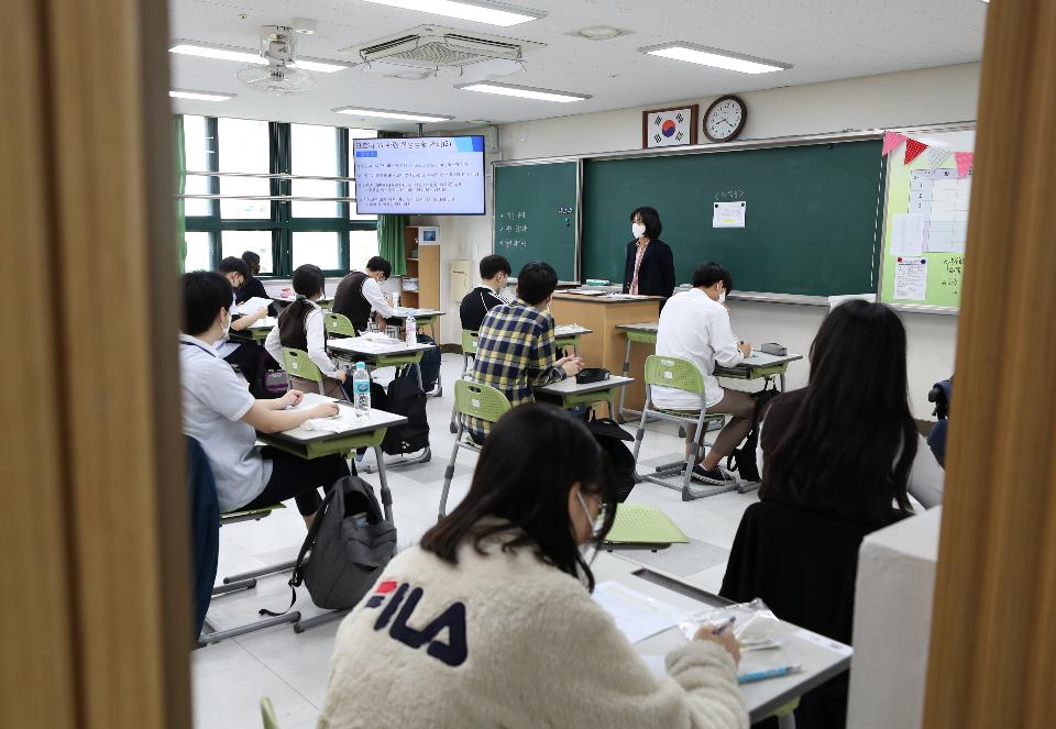 <p>20일 오전 서울 송파구 잠일고등학교에서 고3 학생들의 첫 등교가 시작되었다. 이날 학생들이 선생님의 안내로 손소독, 발열체크를 하고 교실에 들어가 코로나19관련 학교내 생활수칙을 설명 듣고 차분히 수업을 받고 있다.</p>