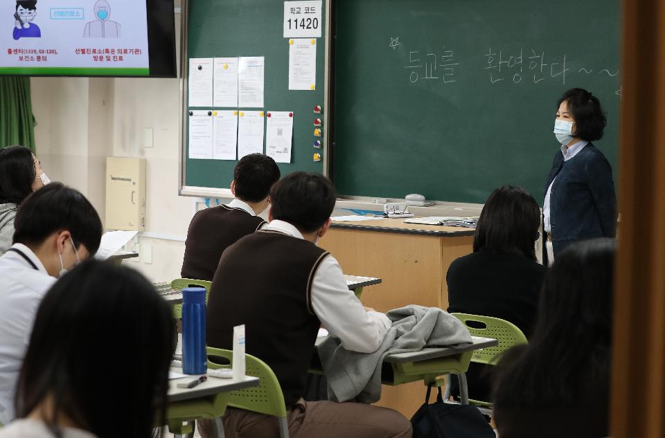 <p>20일 오전 서울 송파구 잠일고등학교에서 고3 학생들의 첫 등교가 시작되었다. 이날 학생들이 선생님의 안내로 손소독, 발열체크를 하고 교실에 들어가 코로나19관련 학교내 생활수칙을 설명 듣고 차분히 수업을 받고 있다.</p>
