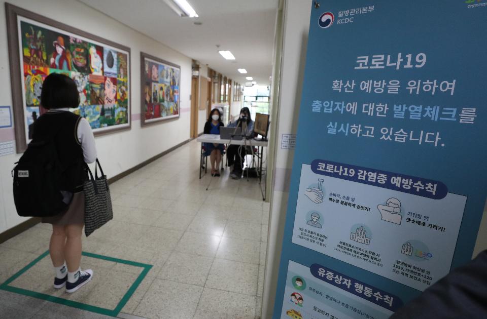 <p>20일 오전 서울 송파구 잠일고등학교에서 고3 학생들의 첫 등교가 시작되었다. 이날 학생들이 선생님의 안내로 손소독, 발열체크를 하고 교실에 들어가 코로나19관련 학교내 생활수칙을 설명 듣고 차분히 수업을 받고 있다.</p>