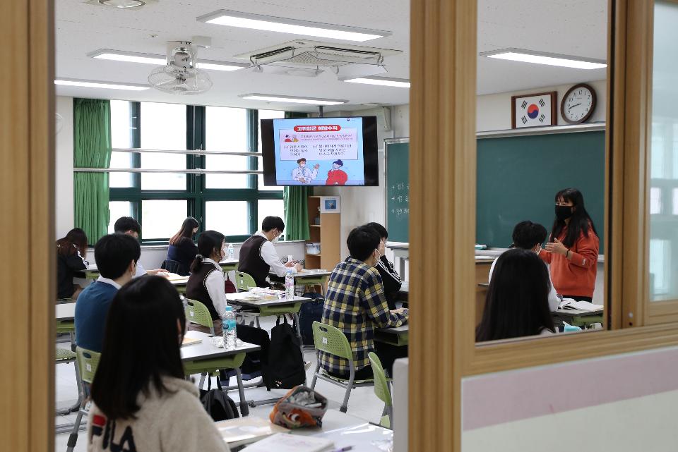 <p>20일 오전 서울 송파구 잠일고등학교에서 고3 학생들의 첫 등교가 시작되었다. 이날 학생들이 선생님의 안내로 손소독, 발열체크를 하고 교실에 들어가 코로나19관련 학교내 생활수칙을 설명 듣고 차분히 수업을 받고 있다.</p>