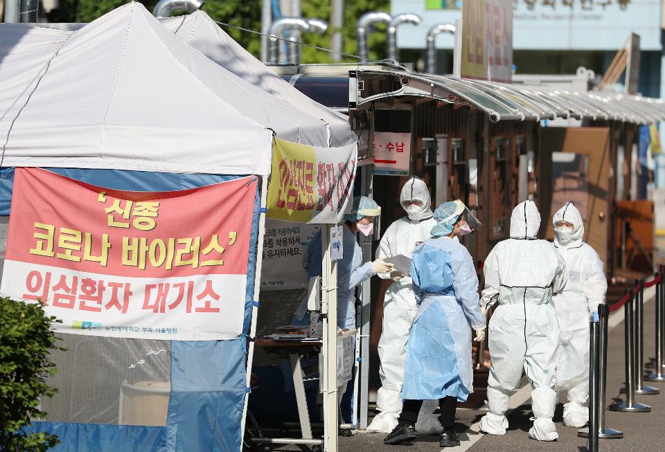 21일 오전 서울 용산구 순천향대학교 부속 서울병원 선별진료소 의료진들이 코로나19 검체 채취를 위해 오늘도 분주하게 하루를 시작하지만 미소는 잊지 않았다.