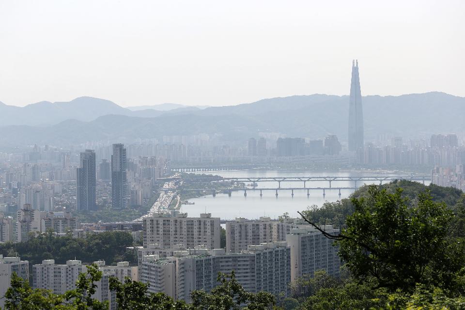 21일 서울 용산구 남산 전망대에서 바라 본 도심이 5월의 신록으로 물들어 있다.