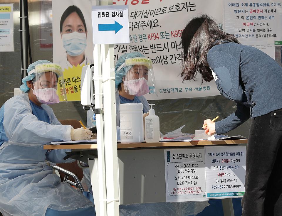 21일 오전 서울 용산구 순천향대학교 부속 서울병원 선별진료소 의료진들이 코로나19 검체 채취를 위해 오늘도 분주하게 하루를 시작하지만 미소는 잊지 않았다.