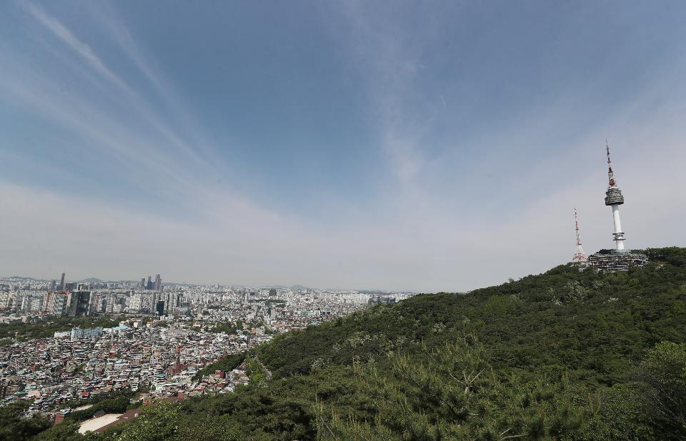 21일 서울 용산구 남산 전망대에서 바라 본 도심이 5월의 신록으로 물들어 있다.