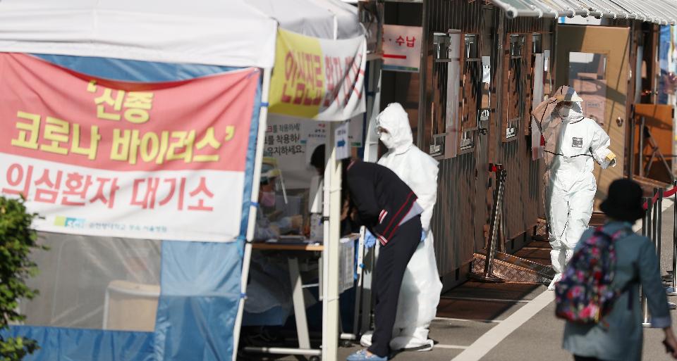 21일 오전 서울 용산구 순천향대학교 부속 서울병원 선별진료소 의료진들이 코로나19 검체 채취를 위해 오늘도 분주하게 하루를 시작하지만 미소는 잊지 않았다.