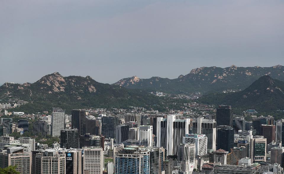 21일 서울 용산구 남산 전망대에서 바라 본 도심이 5월의 신록으로 물들어 있다.