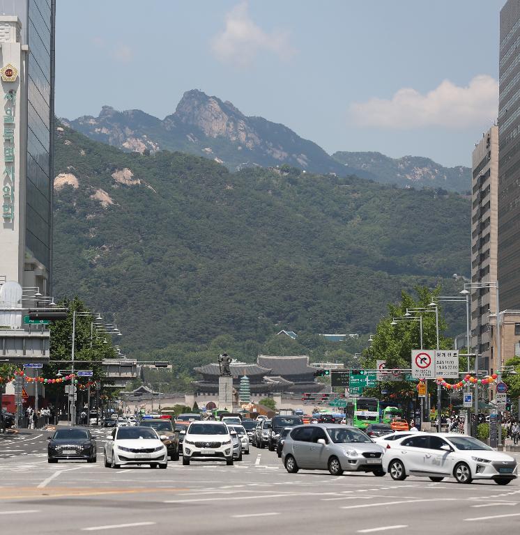 27일 미세먼지가 좋은 가운데 오후 서울 세종대로에서 본 광화문 도심과 인왕산이 한눈에 선명하게 보인다