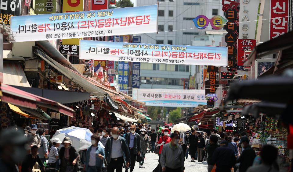 27일 활기를 찾아가는 서울 중구 남대문시장 곳곳에 긴급재난지원금 사용이 가능하다는 현수막 및 배너가 설치되어 있다. 