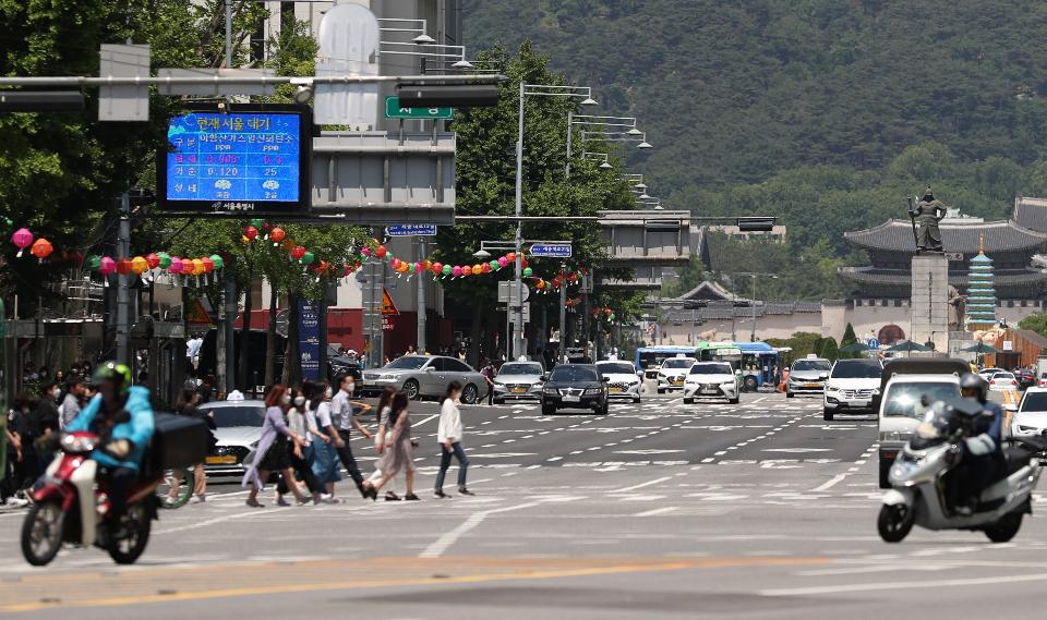 27일 미세먼지가 좋은 가운데 오후 서울 세종대로에서 본 광화문 도심과 인왕산이 한눈에 선명하게 보인다