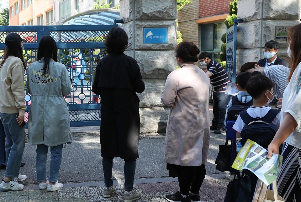 <p>27일 서울 동작구 보라매초등학교 1학년, 2학년 학생들이 코로나19 예방을 위해 선생님들의 안내로 후문과 정문을 통해 일정한 거리두기와 발열 체크를 하며 침착하게 등교해 수업에 참여하고 있다. 이날 교장선생님이 인기 있는 만화캐릭터 복장을 하고 학생들과 등교 인사를 하고 있다.</p>