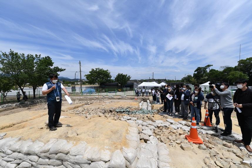 <p>27일 문화재청은 경주시와 함께 추진한 신라왕경 핵심유적 복원·정비사업 경주 황남동 120호분 조사에서 금동 신발과 허리띠 장식용 은판, 각종 말갖춤 장식 등 다양한 유물이 출토된 발굴현장을 공개하였다.</p>