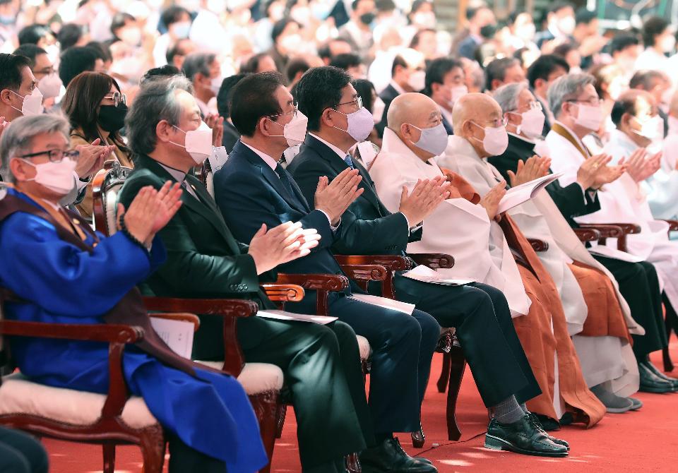 5월 30일, 서울 종로구 조계사에서 코로나19 확산 방지를 위해 한 달간 연기했던 부처님오신날 법요식이 열리고 있다. 이날 발열검사, 손소독, 및 참석자 전원 마스크 착용하기를 지키며 식이 진행되었고 박양우 문체부 장관도 참석해 문재인 대통령 축사를 대독했다.