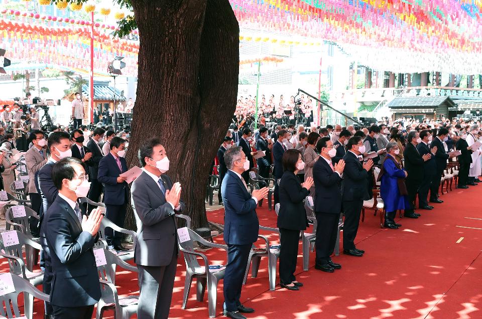 5월 30일, 서울 종로구 조계사에서 코로나19 확산 방지를 위해 한 달간 연기했던 부처님오신날 법요식이 열리고 있다. 이날 발열검사, 손소독, 및 참석자 전원 마스크 착용하기를 지키며 식이 진행되었고 박양우 문체부 장관도 참석해 문재인 대통령 축사를 대독했다.