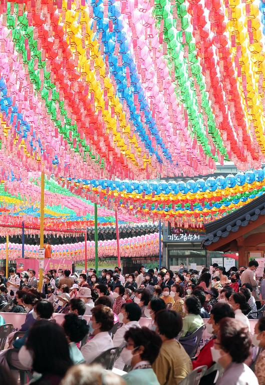 5월 30일, 서울 종로구 조계사에서 코로나19 확산 방지를 위해 한 달간 연기했던 부처님오신날 법요식이 열리고 있다. 이날 발열검사, 손소독, 및 참석자 전원 마스크 착용하기를 지키며 식이 진행되었고 박양우 문체부 장관도 참석해 문재인 대통령 축사를 대독했다.