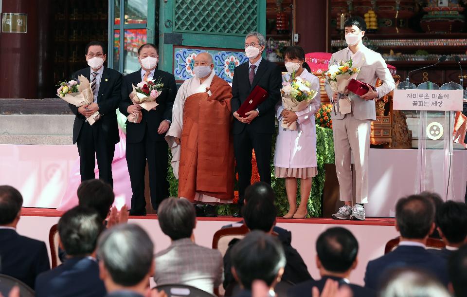 5월 30일, 서울 종로구 조계사에서 코로나19 확산 방지를 위해 한 달간 연기했던 부처님오신날 법요식이 열리고 있다. 이날 발열검사, 손소독, 및 참석자 전원 마스크 착용하기를 지키며 식이 진행되었고 박양우 문체부 장관도 참석해 문재인 대통령 축사를 대독했다.