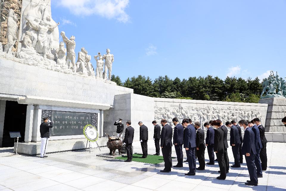 박삼득 국가보훈처장을 비롯한 국가보훈처 직원들이 1일 오전 6·25전쟁 70주년과 6월 호국보훈의 달을 맞아 대전 유성구 국립대전현충원을 참배 헌화를 하고 있다.