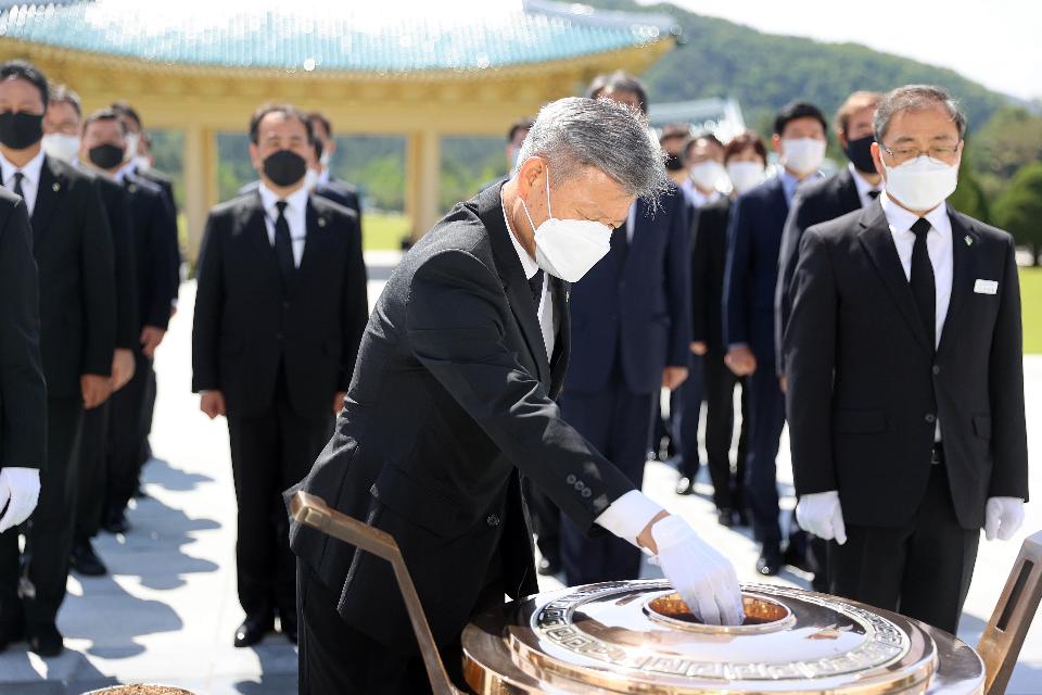 박삼득 국가보훈처장을 비롯한 국가보훈처 직원들이 1일 오전  6·25전쟁 70주년과 6월 호국보훈의 달을 맞아 대전 유성구 국립대전현충원을 참배 헌화를 하고 있다.