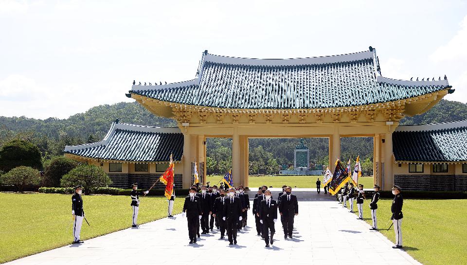 박삼득 국가보훈처장을 비롯한 국가보훈처 직원들이 1일 오전  6·25전쟁 70주년과 6월 호국보훈의 달을 맞아 대전 유성구 국립대전현충원을 참배하기 위해 현충문을 들어서고 있다