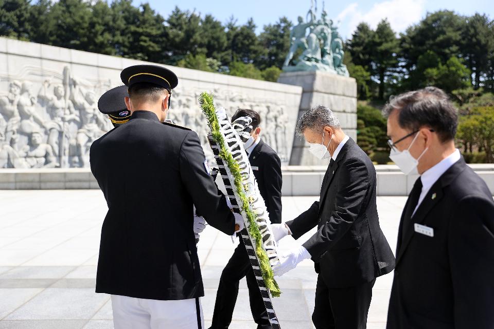 박삼득 국가보훈처장을 비롯한 국가보훈처 직원들이 1일 오전  6·25전쟁 70주년과 6월 호국보훈의 달을 맞아 대전 유성구 국립대전현충원을 참배 헌화를 하고 있다.