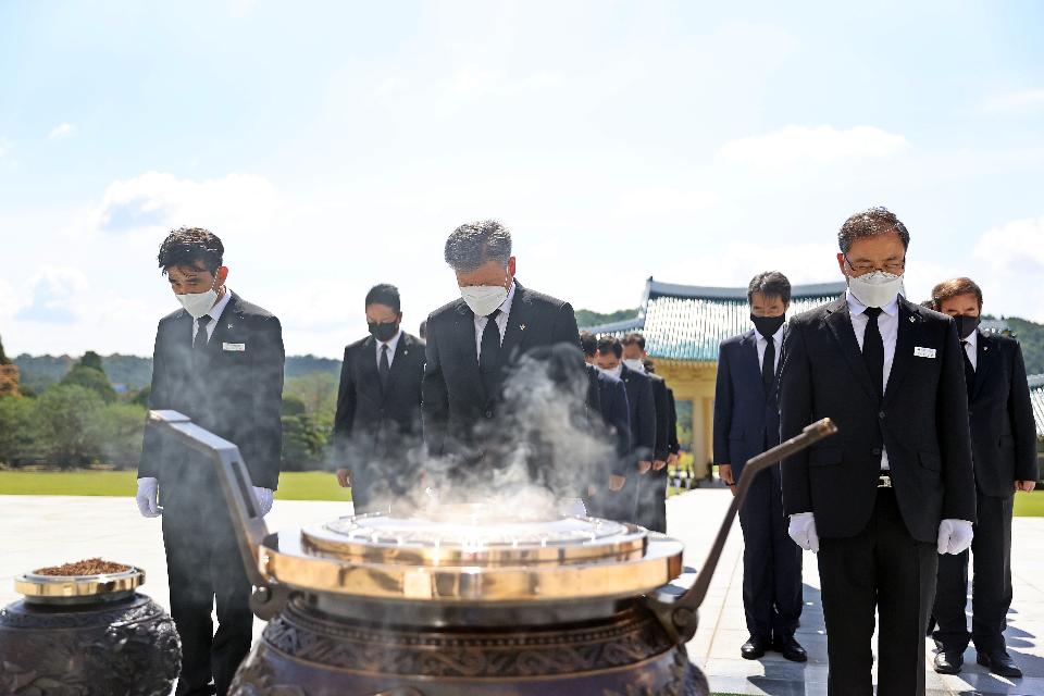 박삼득 국가보훈처장을 비롯한 국가보훈처 직원들이 1일 오전  6·25전쟁 70주년과 6월 호국보훈의 달을 맞아 대전 유성구 국립대전현충원을 참배 헌화를 하고 있다.