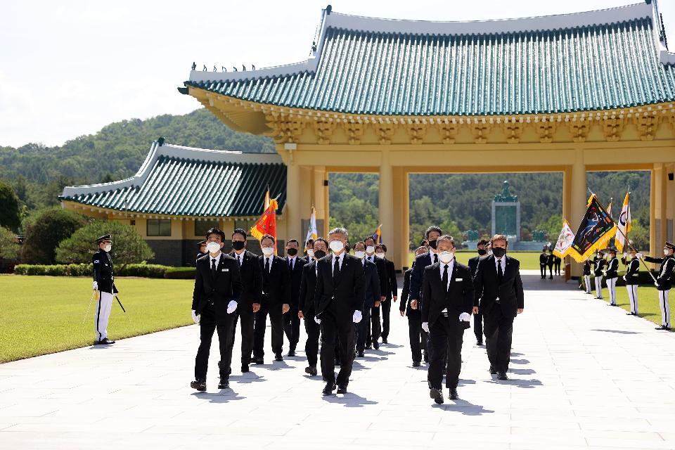 박삼득 국가보훈처장을 비롯한 국가보훈처 직원들이 1일 오전  6·25전쟁 70주년과 6월 호국보훈의 달을 맞아 대전 유성구 국립대전현충원을 참배하기 위해 현충문을 들어서고 있다