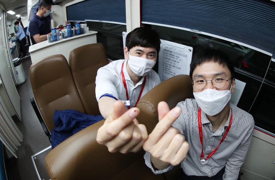 <p>2일 서울 명동 대한적십자사 서울사무소에 근무하는 직원들이 코로나19 여파로 인한 혈액 수급 극복을 위해 헌혈 차량에서 헌혈 운동에 동참하고 있다. 이날 헌혈에 참여한 대한적십자사 직원들이 헌혈은 사랑임을 표시하는 손가락 하트를 만들어 보이고 있다.</p>