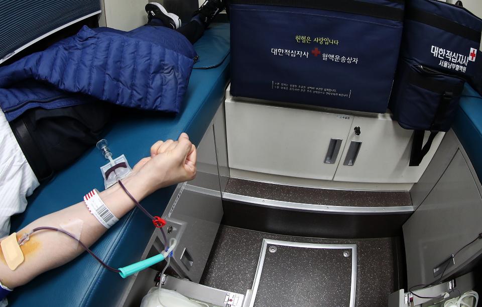 <p>2일 서울 명동 대한적십자사 서울사무소에 근무하는 직원들이 코로나19 여파로 인한 혈액 수급 극복을 위해 헌혈 차량에서 헌혈 운동에 동참하고 있다. 이날 헌혈에 참여한 대한적십자사 직원들이 헌혈은 사랑임을 표시하는 손가락 하트를 만들어 보이고 있다.</p>