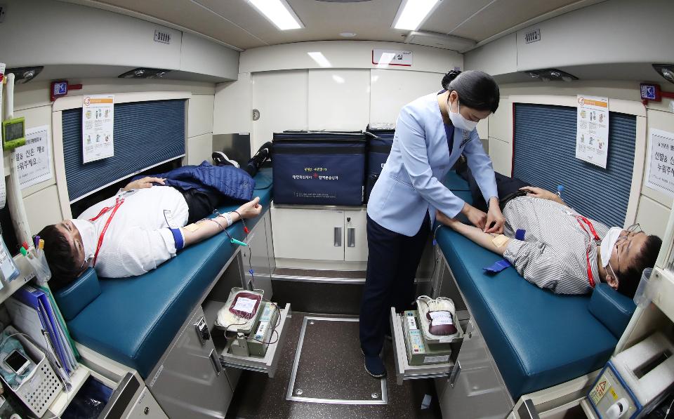 <p>2일 서울 명동 대한적십자사 서울사무소에 근무하는 직원들이 코로나19 여파로 인한 혈액 수급 극복을 위해 헌혈 차량에서 헌혈 운동에 동참하고 있다. 이날 헌혈에 참여한 대한적십자사 직원들이 헌혈은 사랑임을 표시하는 손가락 하트를 만들어 보이고 있다.</p>