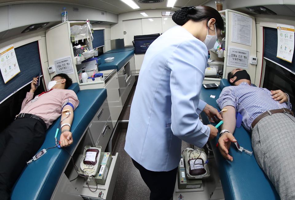 <p>2일 서울 명동 대한적십자사 서울사무소에 근무하는 직원들이 코로나19 여파로 인한 혈액 수급 극복을 위해 헌혈 차량에서 헌혈 운동에 동참하고 있다. 이날 헌혈에 참여한 대한적십자사 직원들이 헌혈은 사랑임을 표시하는 손가락 하트를 만들어 보이고 있다.</p>