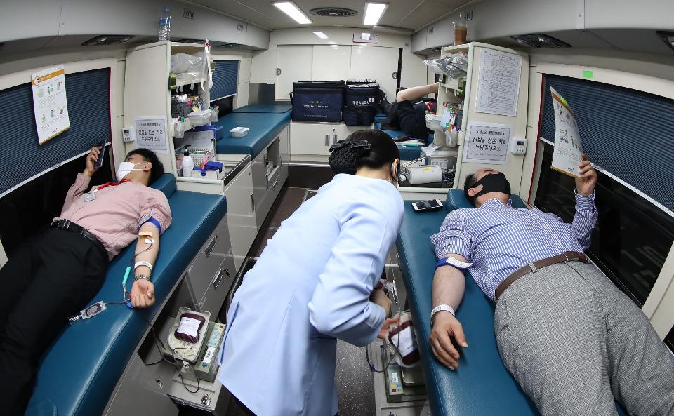 <p>2일 서울 명동 대한적십자사 서울사무소에 근무하는 직원들이 코로나19 여파로 인한 혈액 수급 극복을 위해 헌혈 차량에서 헌혈 운동에 동참하고 있다. 이날 헌혈에 참여한 대한적십자사 직원들이 헌혈은 사랑임을 표시하는 손가락 하트를 만들어 보이고 있다.</p>